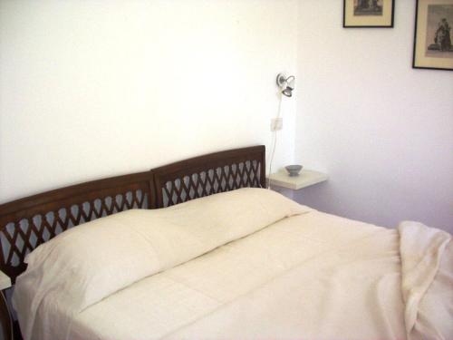 ペーザロにあるBarbaraのベッドルーム1室(白いシーツとランプ付)