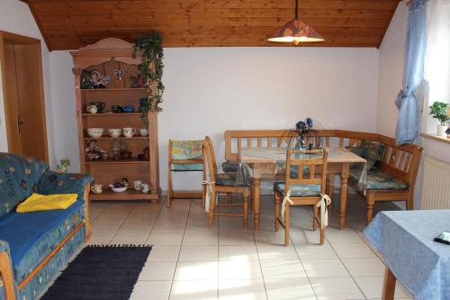ein Wohnzimmer mit einem Tisch und Stühlen in der Unterkunft Ferienwohnung Schütz in Hirschaid