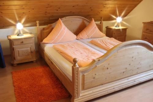 ein Schlafzimmer mit einem Bett mit zwei Nachttischen und zwei Lampen in der Unterkunft Ferienwohnung Schütz in Hirschaid