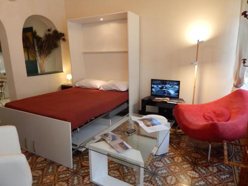 ヴェゾン・ラ・ロメーヌにあるla clef du couventのベッドと椅子付きの小さな部屋です。