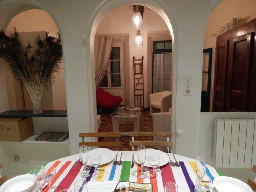 une table avec des assiettes et des verres dans une pièce dans l'établissement la clef du couvent, à Vaison-la-Romaine