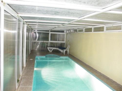 בריכת השחייה שנמצאת ב-Appartement dans villa או באזור