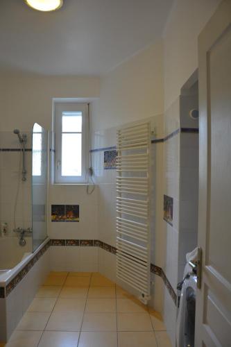 ein Bad mit einer Dusche und einem Waschbecken in der Unterkunft Jacques MELCHIOR meublé de tourisme 3 étoiles Intra Muros in Saint-Malo
