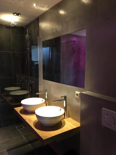 ein Badezimmer mit zwei weißen Waschbecken auf der Theke in der Unterkunft Bungalows Dellewal in West-Terschelling