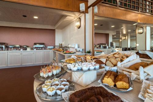 una panadería con muchos tipos diferentes de pan y repostería en Strada Marina Hotel en Zakynthos