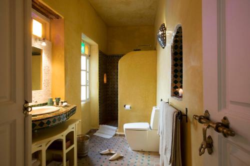 y baño con aseo y lavamanos. en Riad Emotion, en Essaouira
