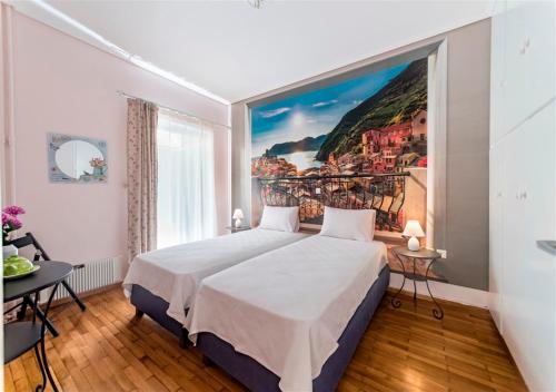 ein Schlafzimmer mit einem großen Bett und einem Gemälde an der Wand in der Unterkunft Athena's Comet in Athen