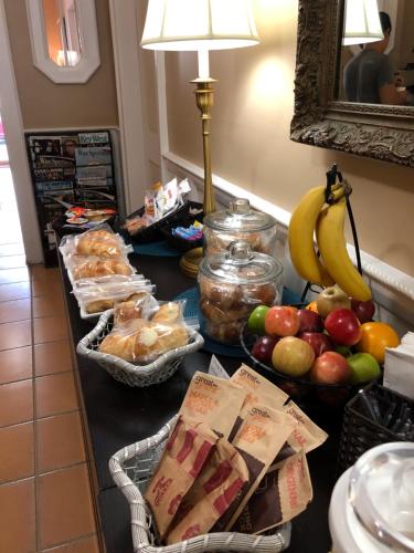 un tavolo con un mucchio di frutta e verdura sopra di L'Habitation Guesthouse- Adult Exclusive a Key West