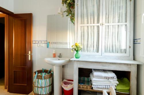 uma casa de banho com um lavatório, um espelho e um lavatório. em CASA ENCANTADORA VTAR/SE/180 em Pilas