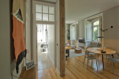 Update Urban Chic Flat in 19th Century Building 2 Bedrooms & 2 Bathrooms & AC Central Alfama District