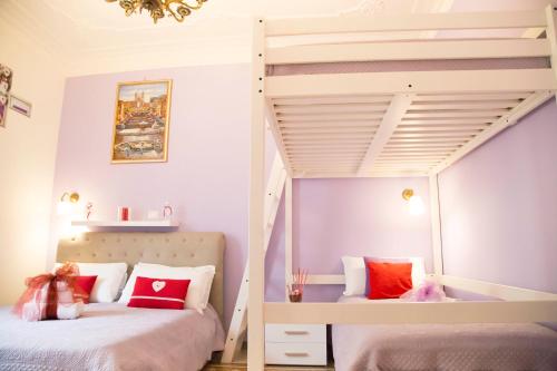ローマにあるSweet Sleep Vaticanのベッドルーム1室(ベッド2台、ロフトベッド1台付)