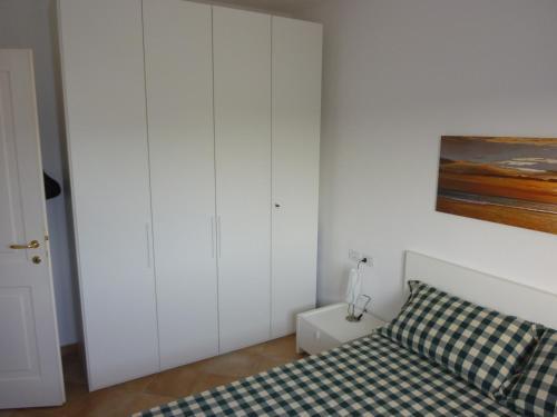 1 dormitorio con sofá y una pintura en la pared en Appartamento in residence fronte mare, en Murta Maria