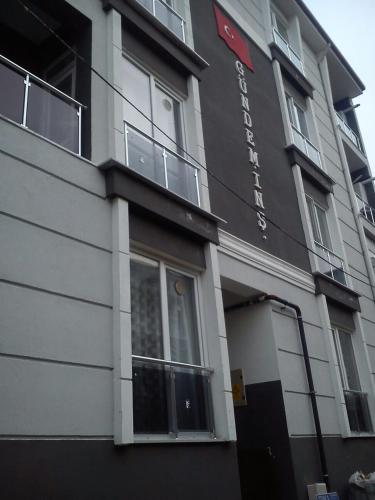 budynek z znakiem na boku w obiekcie C.C HOME SUİT APART w mieście Edirne