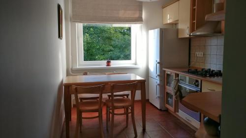 una cocina con mesa y 4 sillas. en Cozy apartment in Trakai, en Trakai