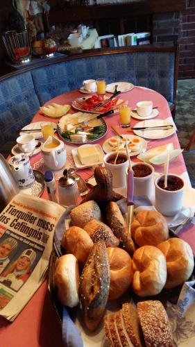 a table with a bunch of bread and other foods at Hotel/Pension Rosengarten in Franking