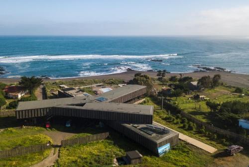 an aerial view of a building next to the ocean at Hotel Punta Sirena in Curanipe