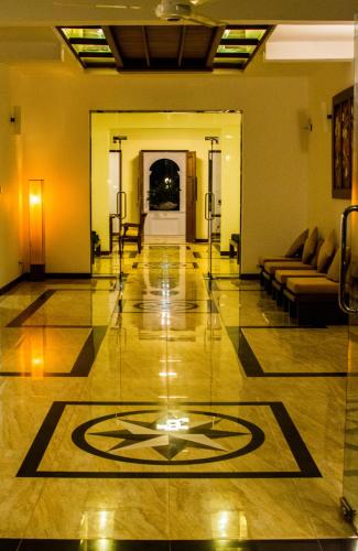 a living room with a lobby with a spiral on the floor at Hikka Sands & SPA in Hikkaduwa