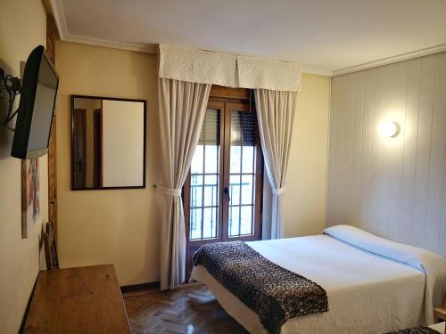 TV a/nebo společenská místnost v ubytování Hostal Alcántara