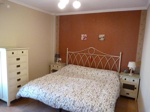 ein Schlafzimmer mit einem Bett und zwei Nachttischen in der Unterkunft Appartement Punta Almina 100 m from t h e sea in San Luis de Sabinillas