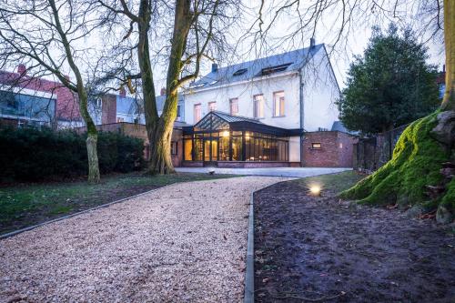 a large white house with a driveway at Logement Den Beer in Meerhout