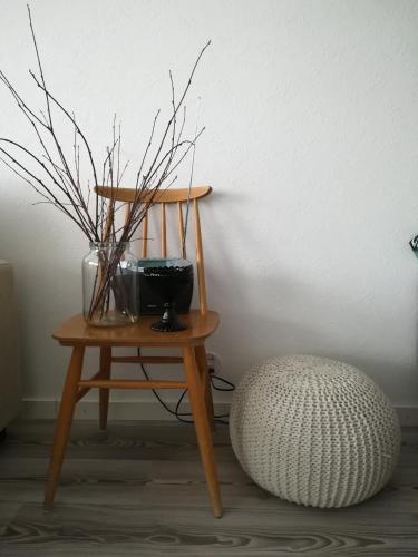 a wooden table with a vase and a plant on it at Torni-Mänttä in Mänttä