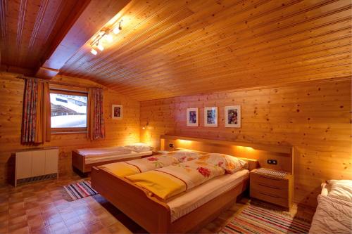 Un pat sau paturi într-o cameră la Ferienwohnung Achten