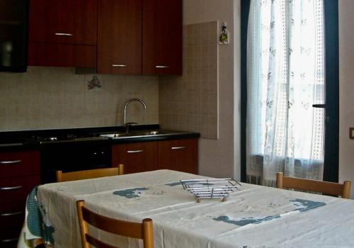 una cocina con mesa y mantel blanco. en B&B da Giusy, en Narcao