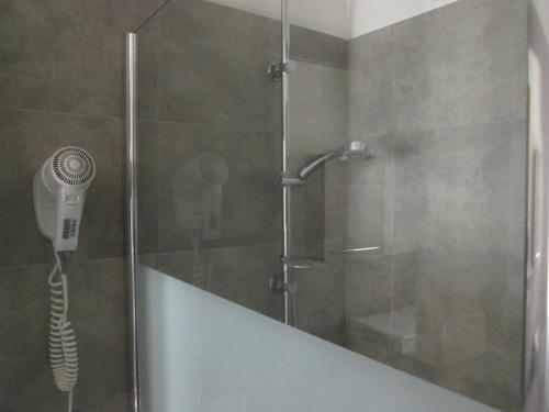 y baño con ducha con cabezal de ducha. en Il Duomo Apartment, en Catania
