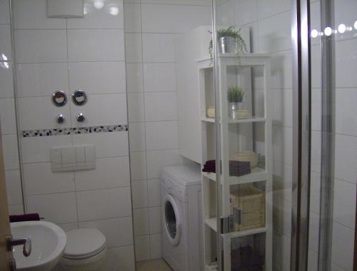 ネスマージールにあるKrabbentaucher 1****のバスルーム(トイレ、洗濯機付)