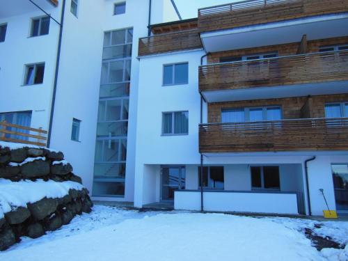 an apartment building with snow in front of it at Penthouse Alpine Living direkt an der Skipiste by Schladmingurlaub in Haus im Ennstal