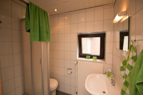 シリヒにあるBaltrumweg 1aのバスルーム(洗面台、トイレ付)、窓が備わります。