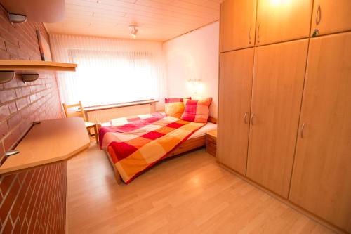 シリヒにあるBaltrumweg 1aの小さなベッドルーム(カラフルな毛布付きのベッド付)