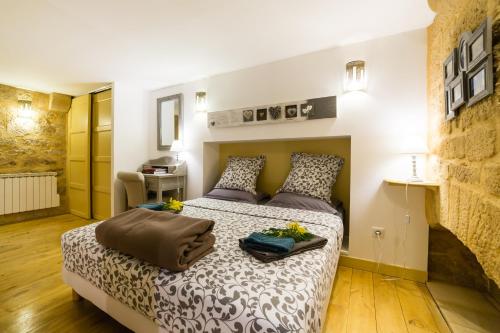 une chambre avec un grand lit dans une pièce dans l'établissement Jacuzzi Privé, les 1001 nuits à Sarlat, à Sarlat-la-Canéda