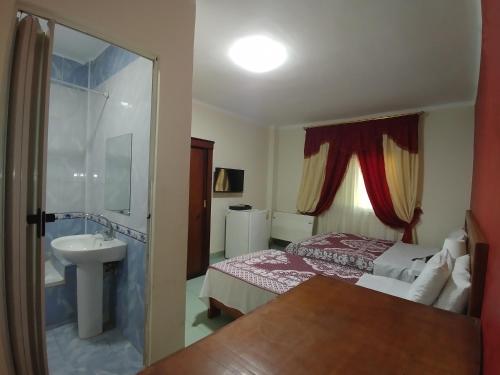 1 dormitorio con cama, lavabo y espejo en Sun Hostel Cairo, en El Cairo