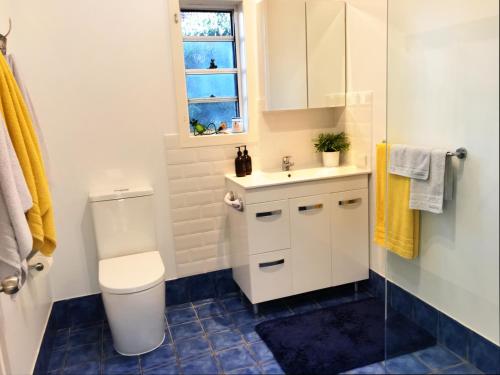 Ett badrum på Moreton Bay Beach Lodge