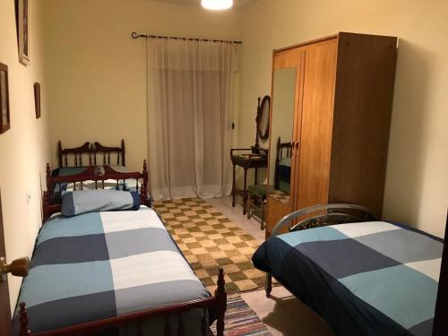 um quarto com duas camas e uma cómoda em Villa Marisa em Zahara de la Sierra
