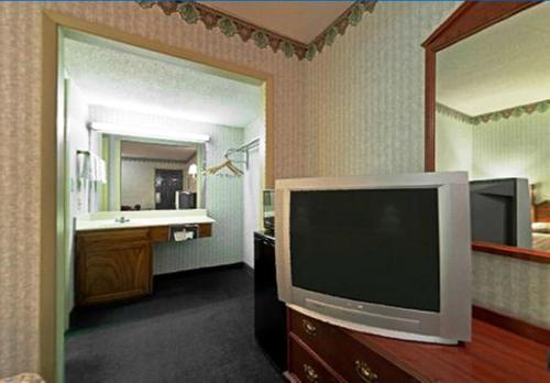 アンダーソンにあるAmericas Best Value Inn Anderson SCのリビングルーム(テレビ付)、バスルーム