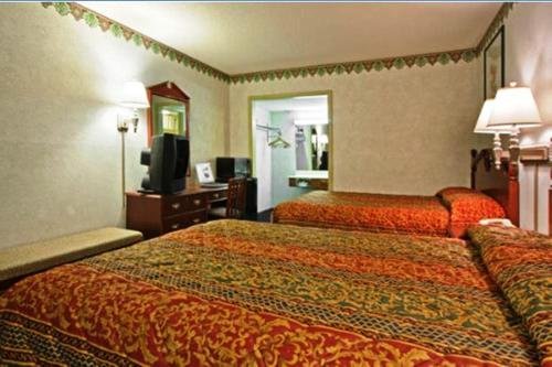 Un pat sau paturi într-o cameră la Americas Best Value Inn Anderson SC