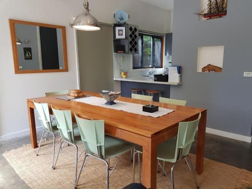 Η κουζίνα ή μικρή κουζίνα στο Bay Breeze Beach Holiday Home