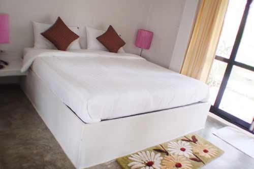 เตียงในห้องที่ Vorona Resort