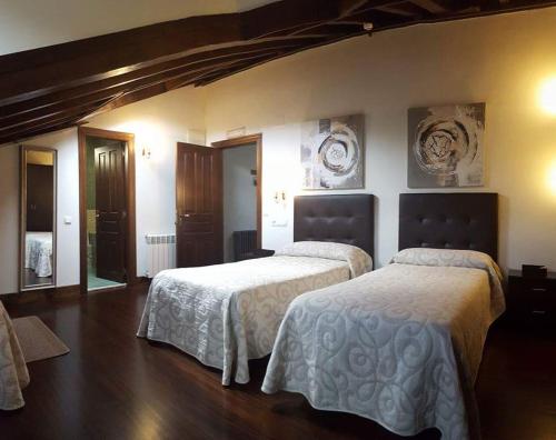 Tempat tidur dalam kamar di Hotel Rural Palacio de Galceran