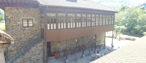 a large brick building with a lot of windows at Hotel Rural Palacio de Galceran in Sotiello