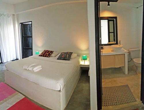 เตียงในห้องที่ Vorona Resort