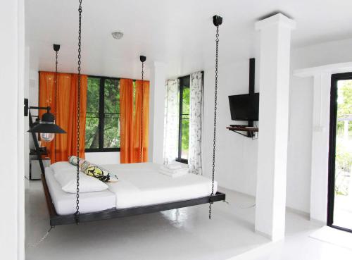 เตียงในห้องที่ Vorona Resort