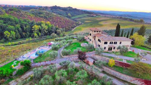 una vista aerea di una casa su una collina di La Loggia - Villa Gloria -Adults Only a Quercegrossa