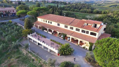 una vista aérea de una casa grande con patio en La Loggia - Villa Gloria -Adults Only, en Quercegrossa