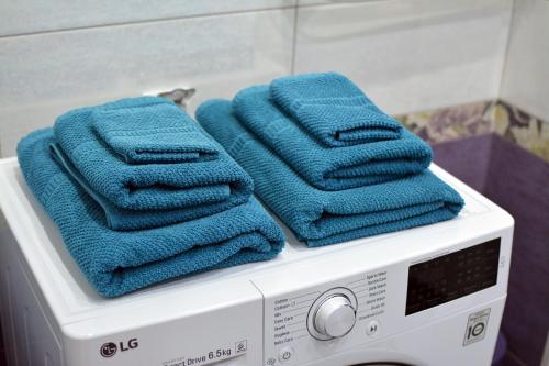 スヴェトロゴルスクにあるApartments Malinaの洗濯機の上に座ったタオル2枚
