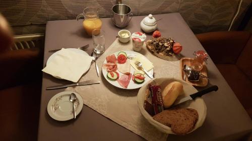 a table with two plates of food on it at B&B Harskamp in Harskamp