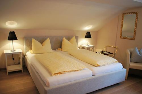 เตียงในห้องที่ Altstadtpension Dietz
