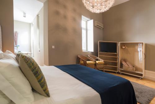 une chambre avec un grand lit et une télévision dans l'établissement bnapartments Rio, à Porto